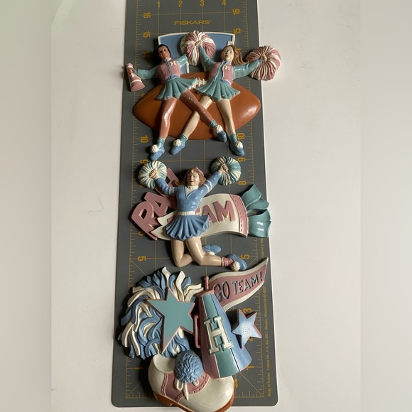 Vintage cheerleader wall decor - Picture 8 of 10
